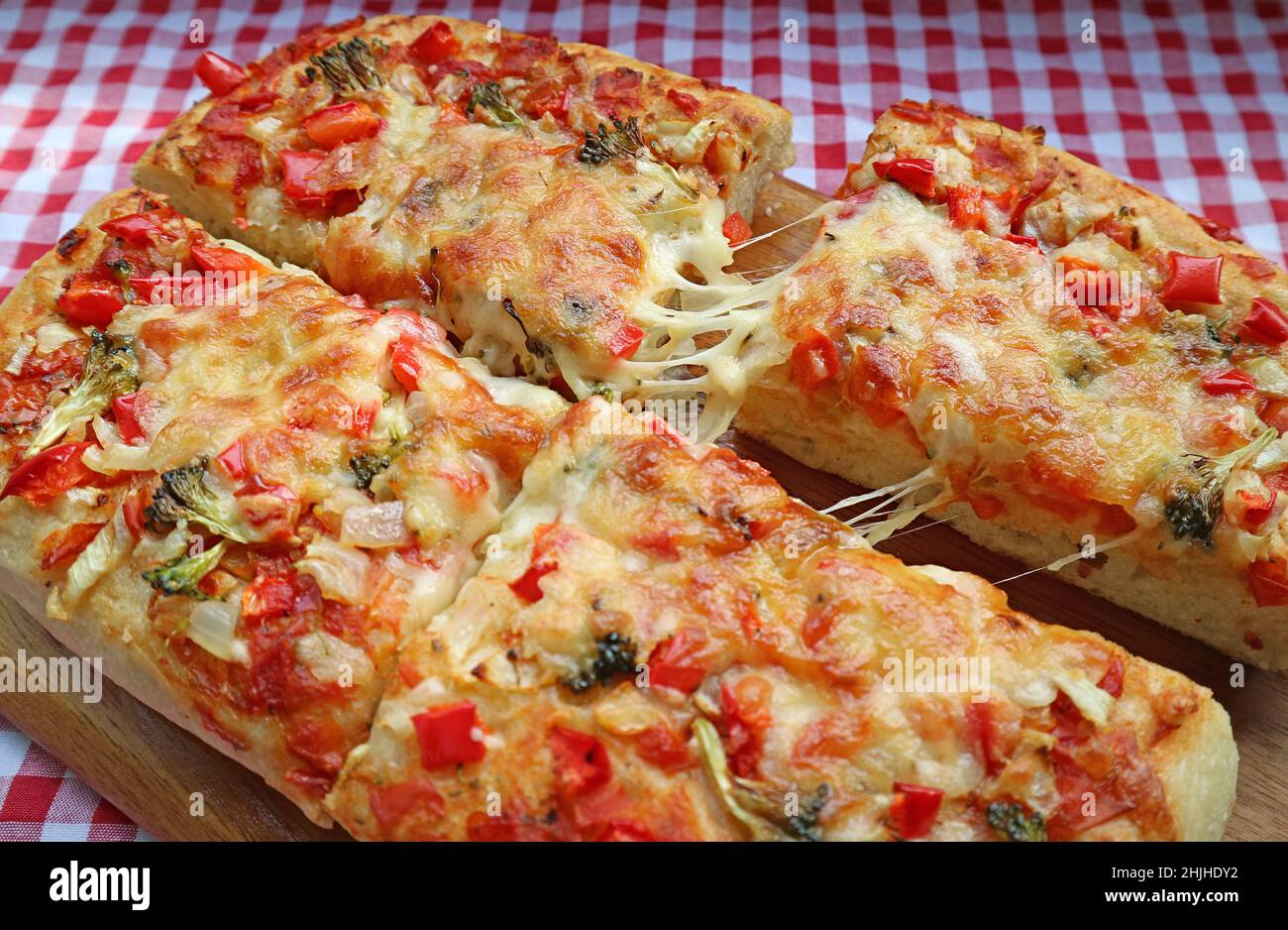 Deliziosa pizza fatta in casa appena sfornata alla pala con formaggio  stretching Foto stock - Alamy