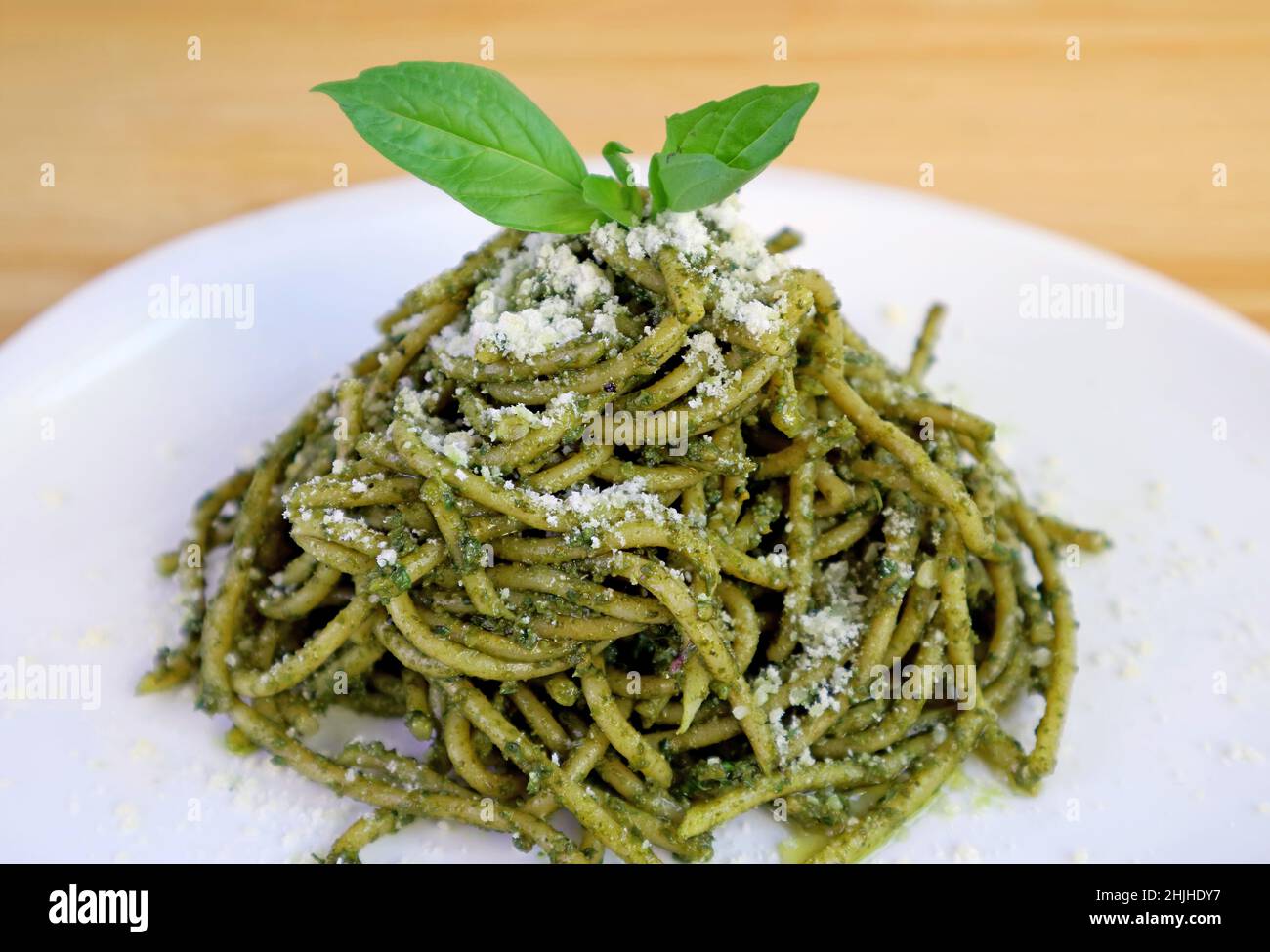 Gustosi e sani spaghetti fatti in casa con salsa di pesto Foto Stock