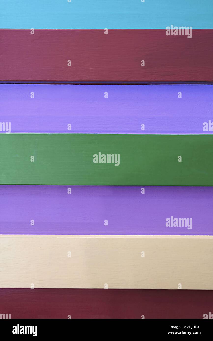 Le strisce orizzontali di colore viola e verde ripresentano le pareti in legno per uno sfondo astratto Foto Stock