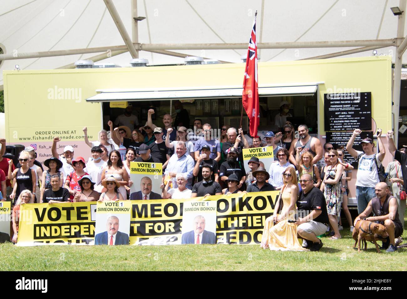 Sydney, Australia. 30th gennaio 2022. Il combattente per la libertà Simeon Boikov, noto come il cosacco australiano, lancia la sua campagna per la sede federale di Reid con un evento al Burwood Park. Foto: Foto di gruppo. Credit: Richard Milnes/Alamy Live News Foto Stock