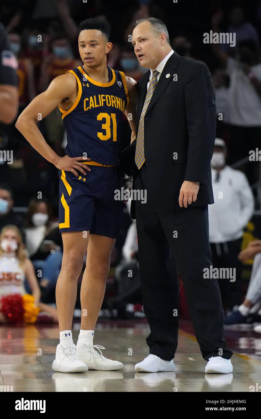 Il capo-allenatore dei California Golden Bears Mark Fox (a destra) parla con la guardia Jordan Shepherd (31) nel secondo tempo durante una partita di basket NCAA contro i Southern California Trojans, sabato 29 gennaio 2022, a Los Angele.S USC ha sconfitto California 79-72 Foto Stock