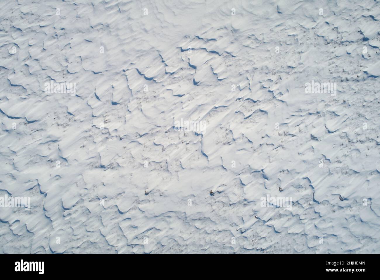 Superficie di campo neve antenna sopra drone vista Foto Stock