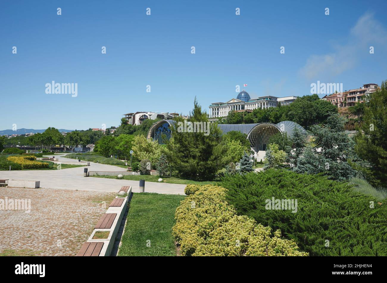 Palazzo Presidente nella città di Tbilisi, sullo sfondo del parco rike Foto Stock