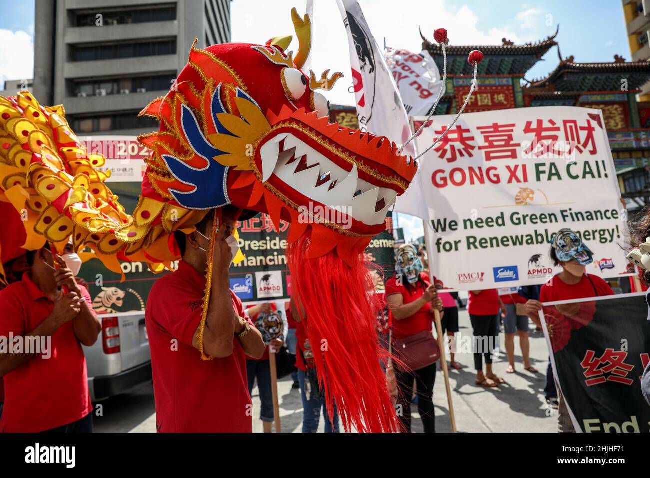 Manila, Filippine. 30th Jan 2022. Gli attivisti del clima eseguono una danza del drago mentre invitano a una fase di estrazione totale del carbone durante una protesta in occasione del nuovo anno della Tigre Lunar all'Arco dell'amicizia Fil-Cinese a Binondo, Manila, Filippine. Gennaio 30, 2022. I gruppi hanno esortato paesi come la Cina, uno dei più alti contribuenti al finanziamento del carbone all'estero, ad agire rapidamente per rafforzare la loro leadership nell'azione sul clima e nel loro sviluppo di sistemi di energia rinnovabile. (Credit Image: © Basilio Sepe/ZUMA Press Wire) Foto Stock