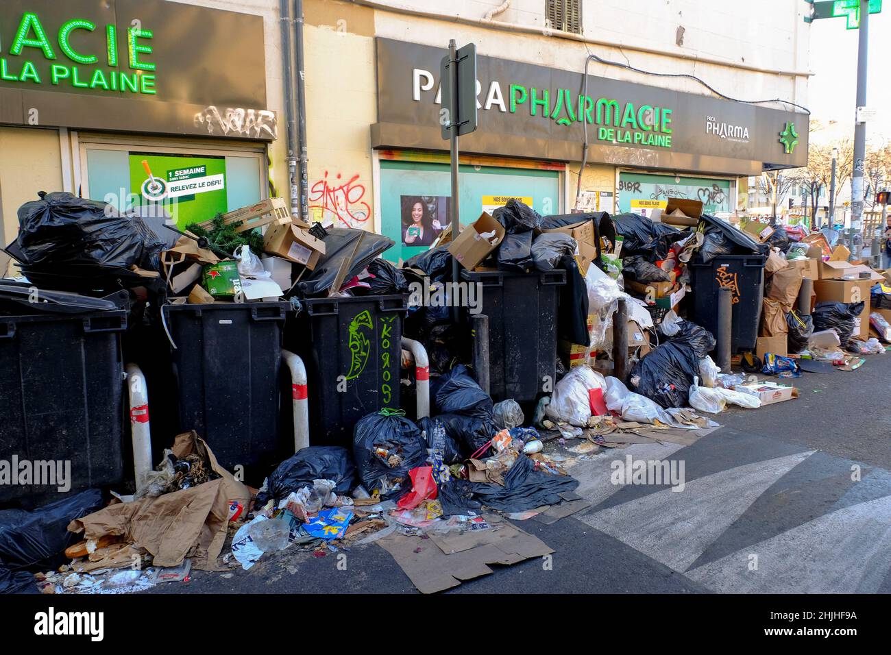 La spazzatura non raccolta si accumula in alcuni distretti della città di Marsiglia, a sud della Francia il 29 gennaio 2022. Su invito dell'Unione F.O (Force Ouvriere), i raccoglitori di rifiuti della città di Marsiglia sono andati in sciopero e hanno chiesto l'armonizzazione degli stipendi degli agenti di Marsiglia con quelli dei raccoglitori di rifiuti in tutta la metropoli. Foto di Denis Thaust/Avenir Pictures/ABACAPRESS.COM Foto Stock