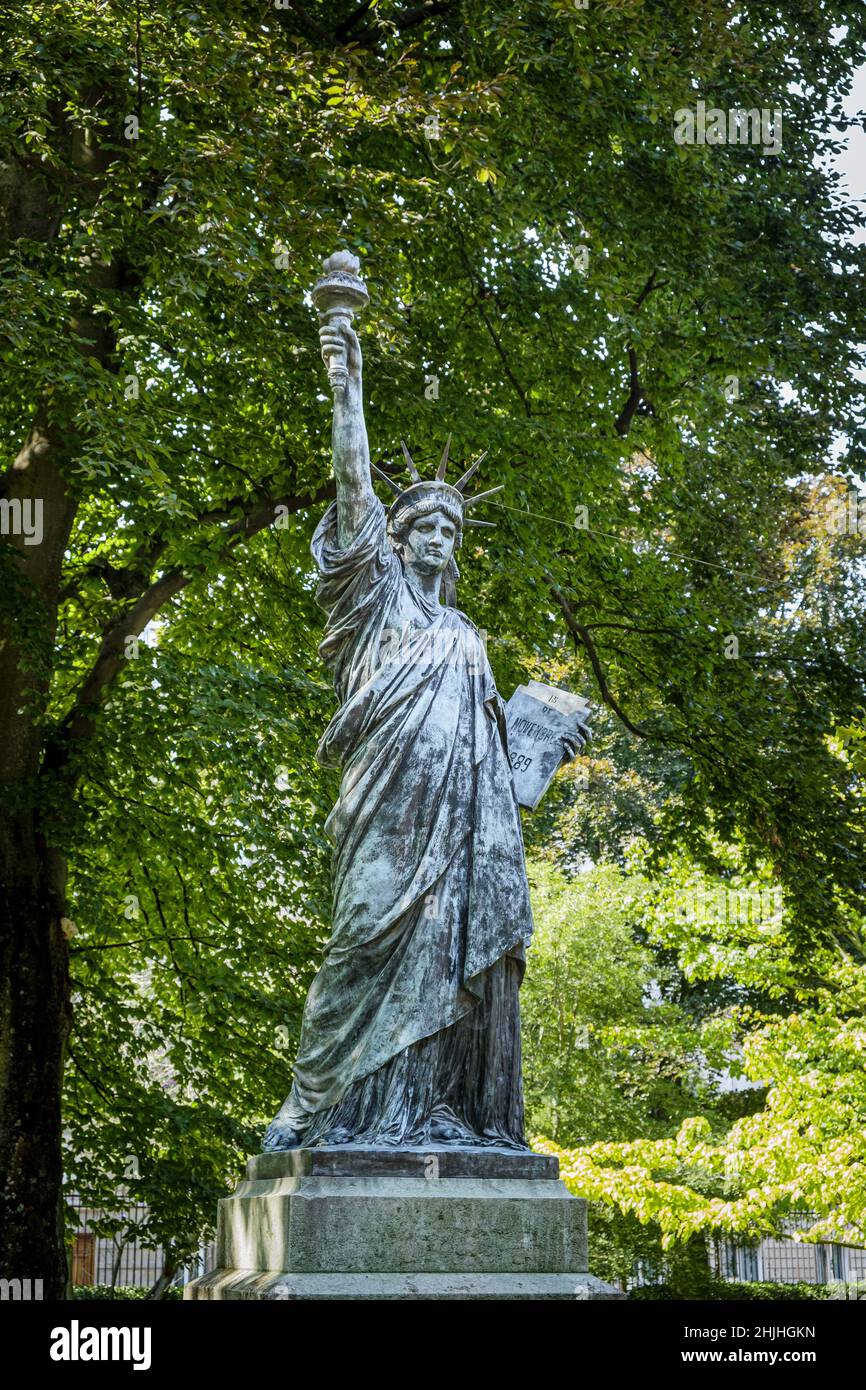 Francia. Parigi (75) (o distretto) Giardino del Lussemburgo. La statua della libertà che illumina il mondo . Replica del modello bronzeo che Auguste Bartholdi Foto Stock