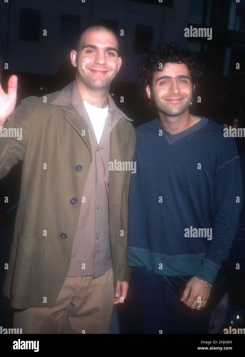 Beverly Hills, California, USA 21st maggio 1996 il musicista Ahmet Zappa e il fratello musicista Dweezil Zappa arrivano alla prima "The Arrival" all'Academy Theatre il 21 maggio 1996 a Beverly Hills, California, USA. Foto di Barry King/Alamy Stock Foto Foto Stock