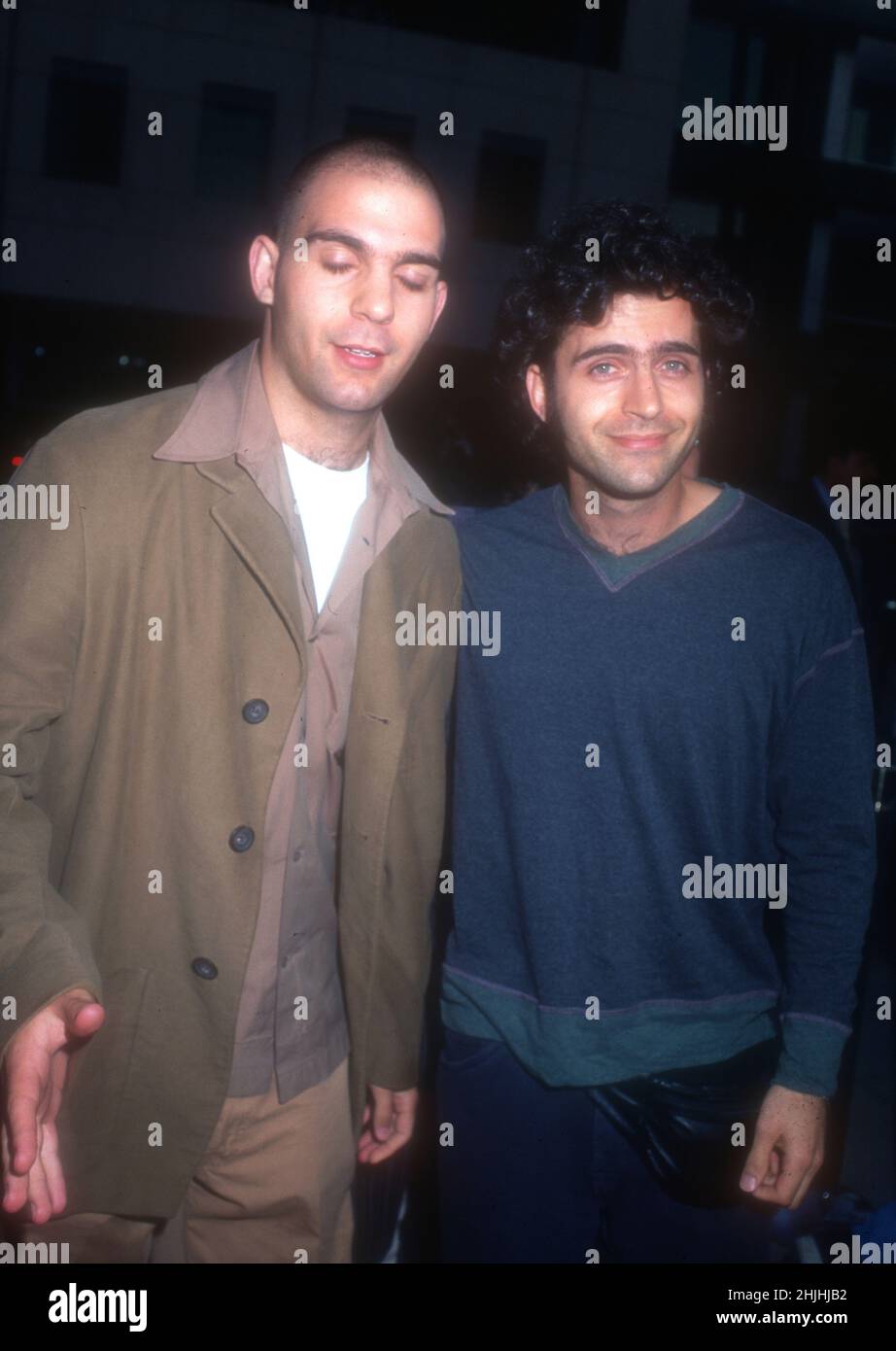 Beverly Hills, California, USA 21st maggio 1996 il musicista Ahmet Zappa e il fratello musicista Dweezil Zappa arrivano alla prima "The Arrival" all'Academy Theatre il 21 maggio 1996 a Beverly Hills, California, USA. Foto di Barry King/Alamy Stock Foto Foto Stock