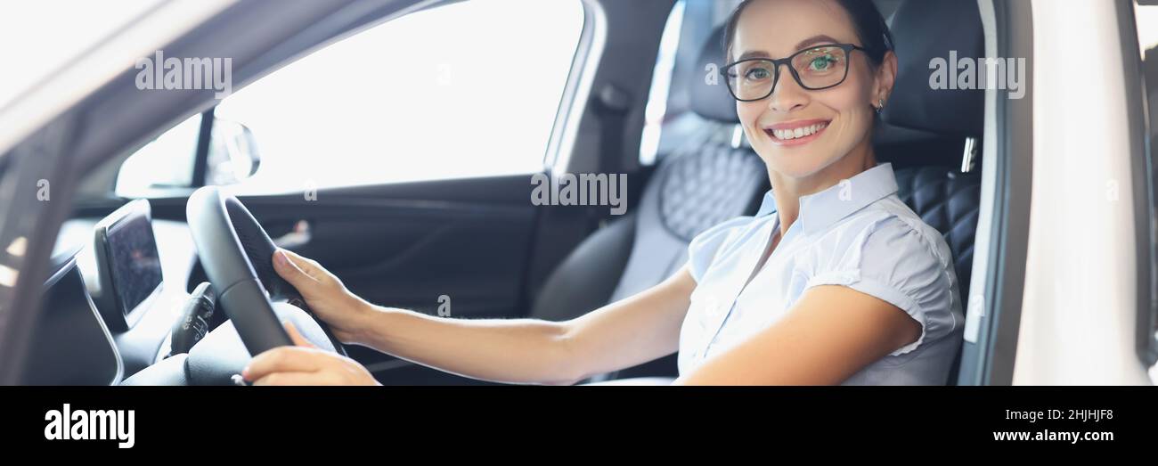Ritratto di felice sorridente donna guida nuovo primo piano auto Foto Stock