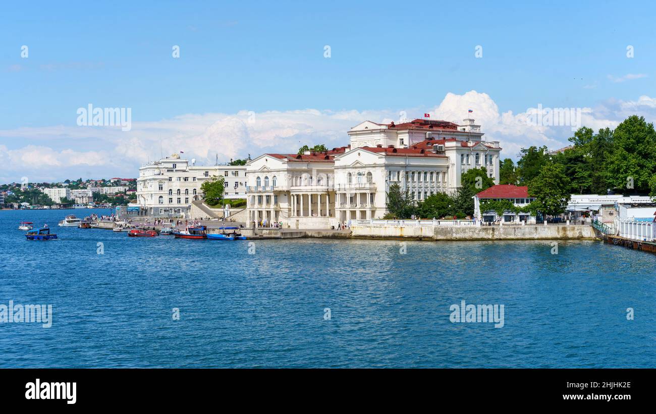 Sevastopol, Crimea - 16 giugno 2021: Paesaggio urbano con attrazioni turistiche e lungomare Foto Stock