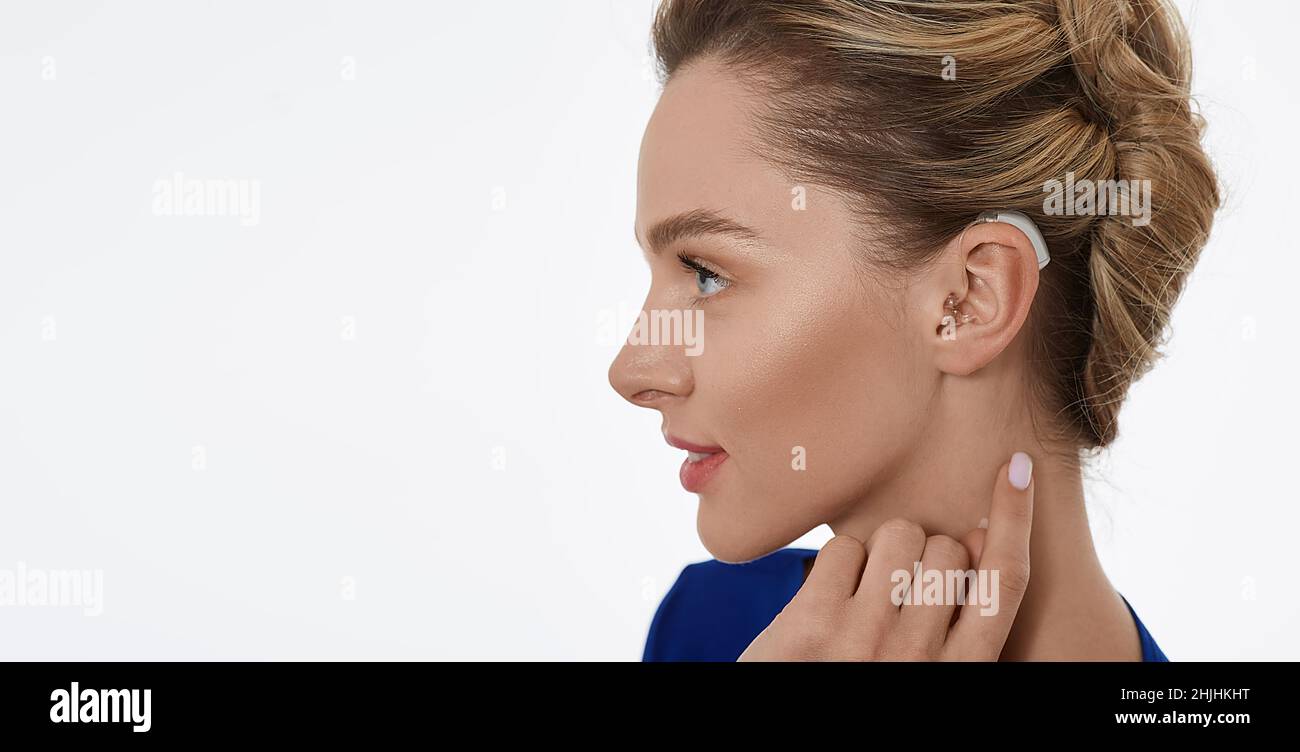 Ritratto di donna con apparecchio acustico dietro l'orecchio per sordità di  trattamento, vista laterale. Apparecchi acustici, soluzioni acustiche Foto  stock - Alamy