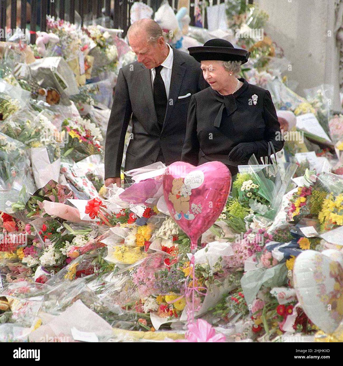 Foto di archivio datata 05/07/1997 della Regina e del Duca di Edimburgo vedere gli omaggi floreali a Diana, Principessa di Galles, a Buckingham Palace. Data di emissione: Domenica 30 gennaio 2022. Foto Stock