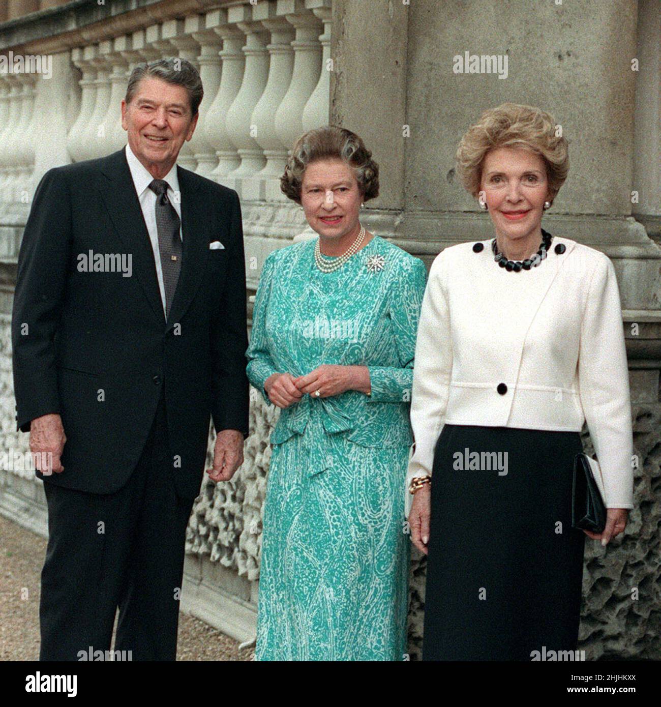 Foto di archivio datata 14/06/89 della regina Elisabetta II (centro) con il presidente degli Stati Uniti Ronald Reagan e sua moglie Nancy a Buckingham Palace a Londra. Data di emissione: Domenica 30 gennaio 2022. Foto Stock