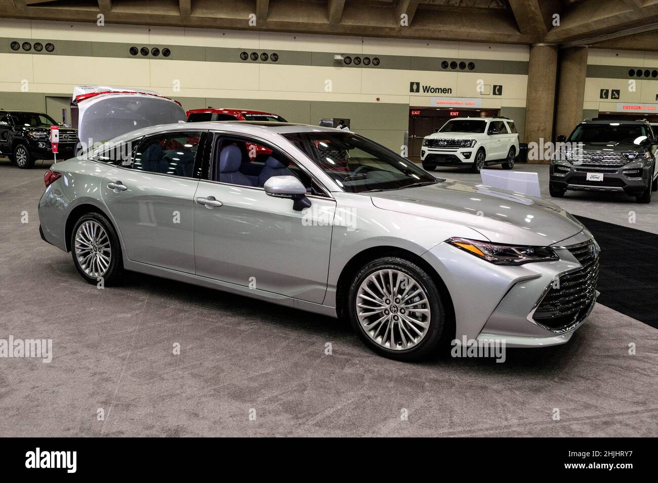 Baltimora, Stati Uniti. 28th Jan 2022. Un Toyota Avalon Hybrid 2022 visto in mostra durante il Maryland Auto Show 2022 al Baltimore Convention Center. Credit: SOPA Images Limited/Alamy Live News Foto Stock