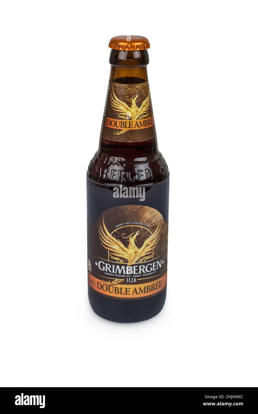 PULA, CROAZIA - 20 GENNAIO 2022: Una bottiglia di birra Grimbergen, il marchio di una varietà di birre abbaziali belghe. Originariamente prodotto dai monaci norbertini Foto Stock