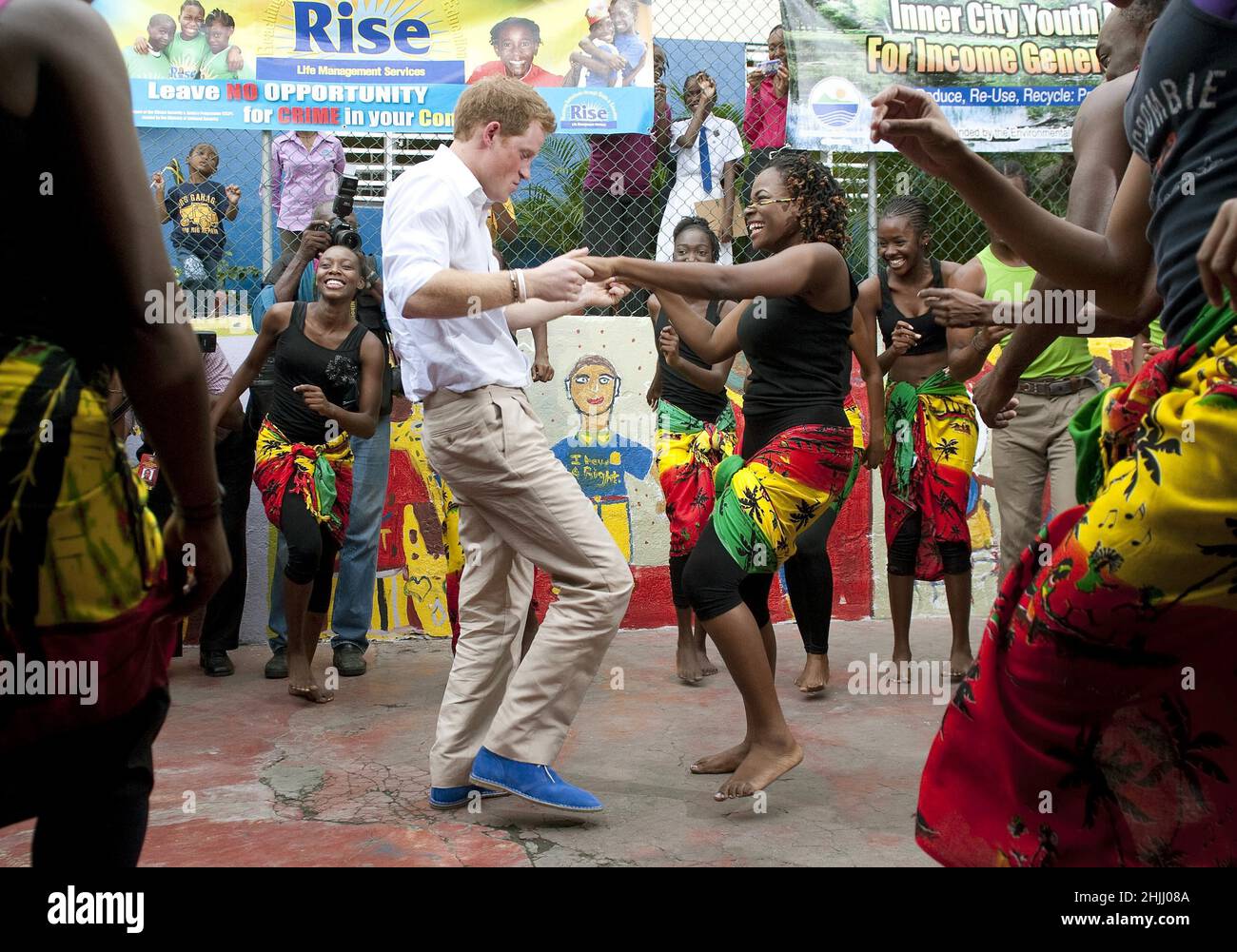 File photo datato 6/3/2012 del Principe Harry che ballava con Chantol Dorner durante una visita al progetto benefico Rise Life, in Giamaica, nell'ambito di un tour del Giubileo dei Diamanti dove è rappresentante della nonna, la Regina. Data di emissione: Domenica 30 gennaio 2022. Foto Stock