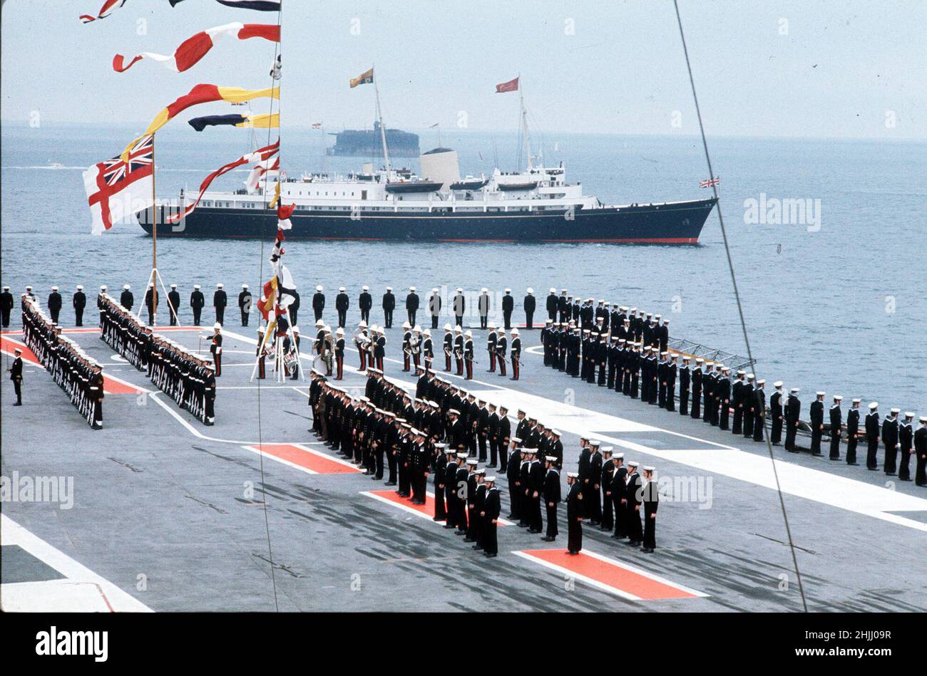 Foto del file datata 28/8/1988 del Royal Yacht Britannia passando una Royal Navy Aircraft Carrier durante la revisione Silver Jubilee della flotta di Spihead. Data di emissione: Domenica 30 gennaio 2022. Foto Stock