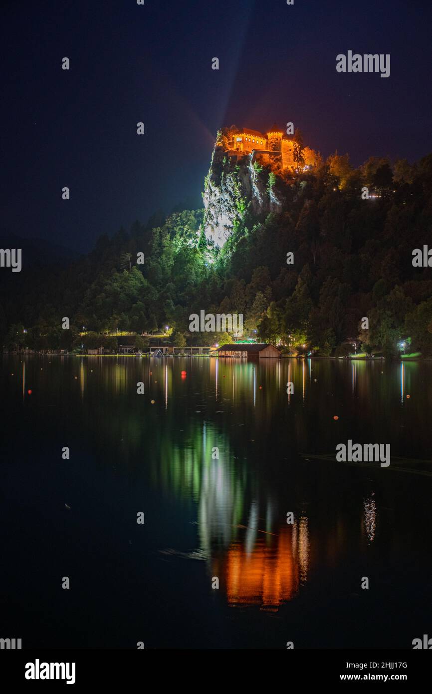 Un colpo verticale del Castello di Bled e della Chiesa di San Martino vicino al Lago di Bled, Slovenia Foto Stock
