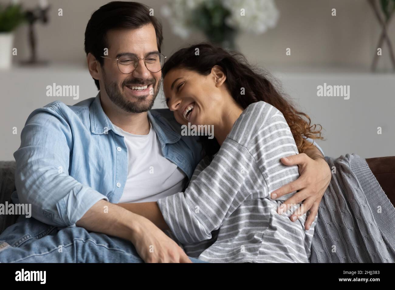 Bella coppia in amore abbracciando ridere si sentono spensierati Foto Stock
