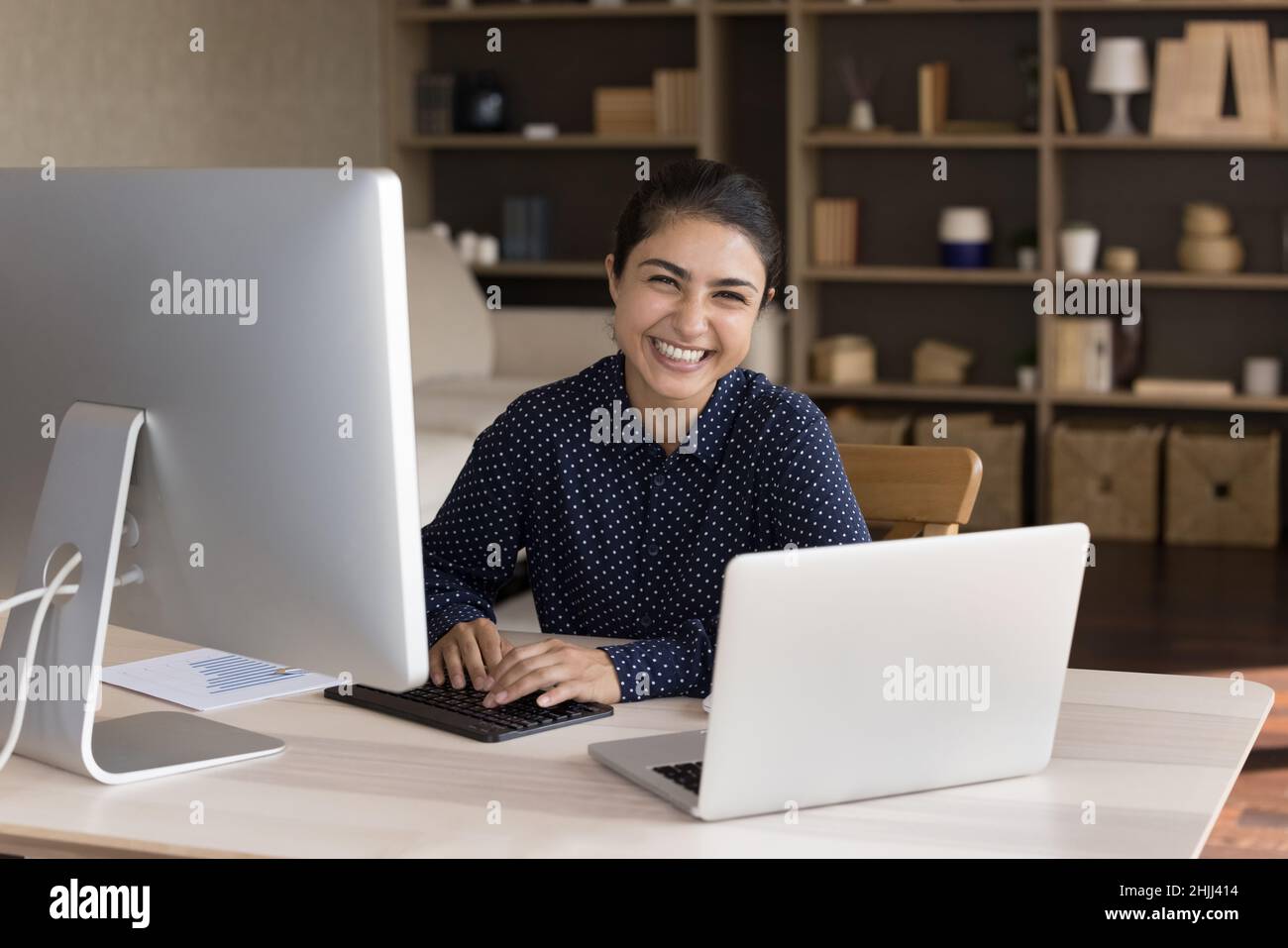 Ritratto di successo felice imprenditore indiano che lavora in ufficio. Foto Stock
