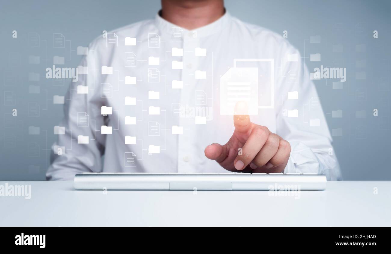 Gestione dei documenti. Tecnologia di cloud computing. Informazioni sui file del documento e icone delle cartelle e tocco manuale su un computer con schermo virtuale, online Foto Stock