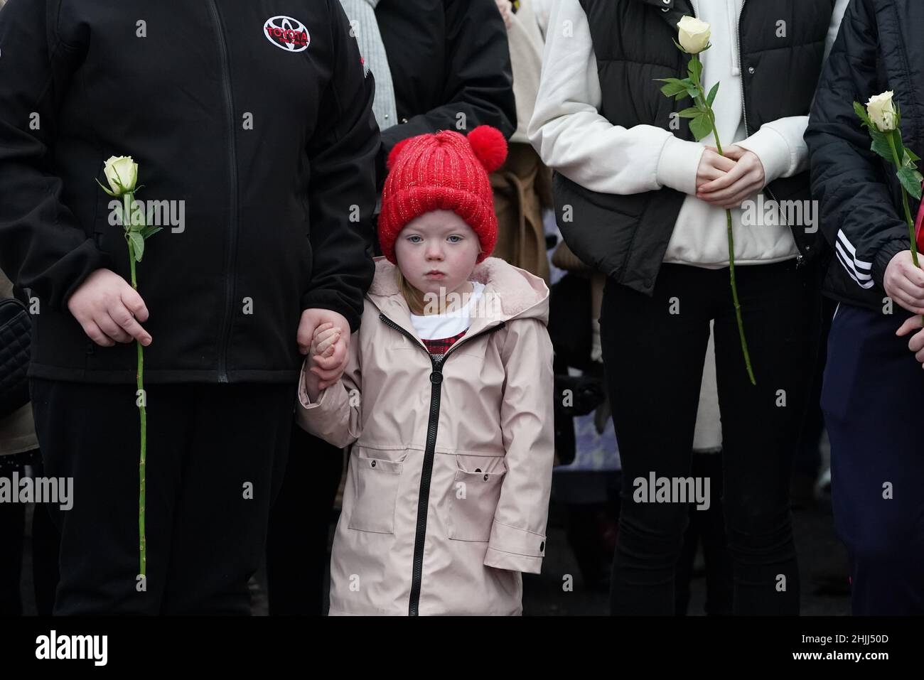 Maisie McLaughlin, la grande nipote della vittima Bernard McGuigan, nella zona di Creggan di Derry in una passeggiata ricordo per celebrare il 50th anniversario della Domenica Bloody. Data foto: Domenica 30 gennaio 2022. Foto Stock