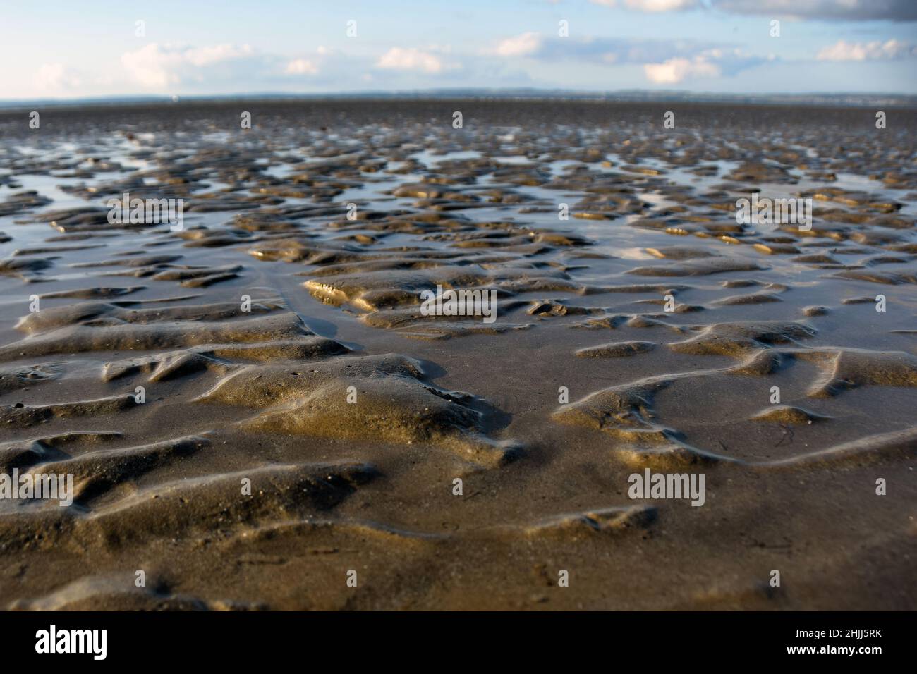 Una spiaggia vicino Douarnenez in Bretagna a bassa marea fotografata con un grandangolo obiettivo. Foto Stock