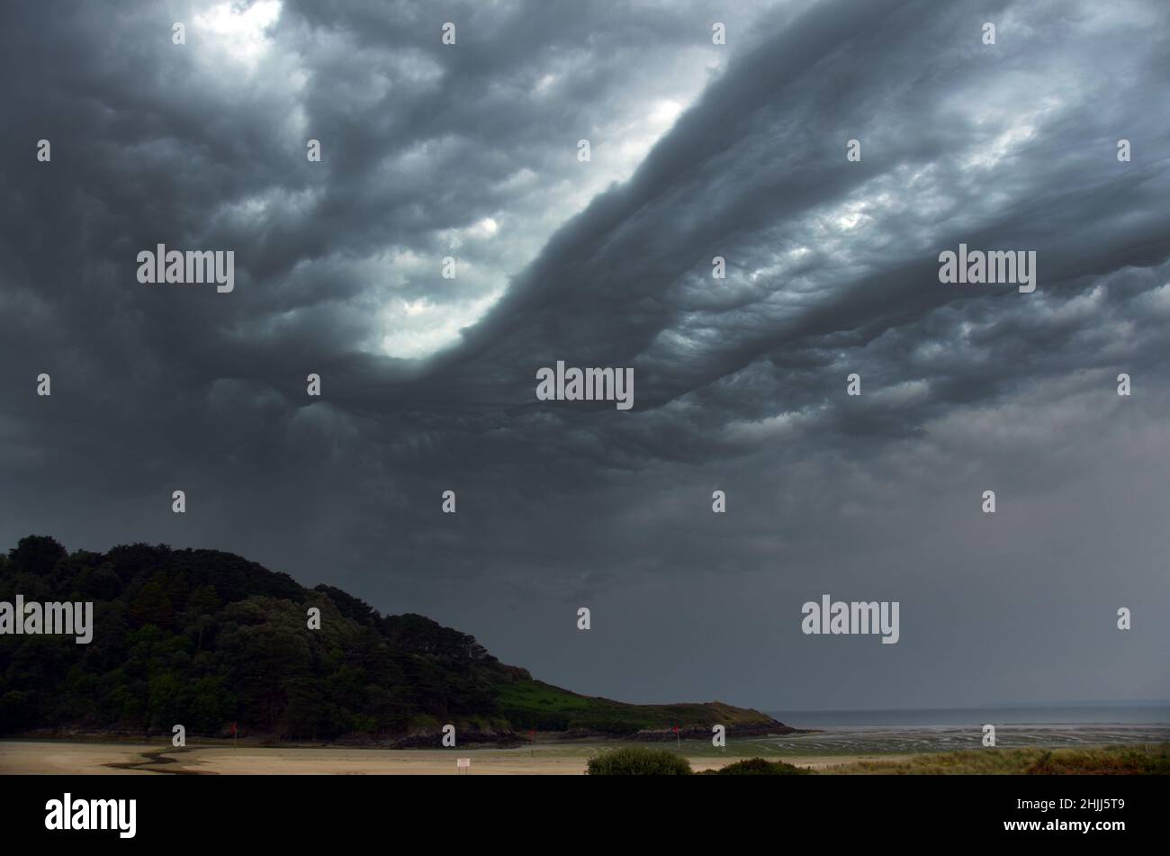 Una tempesta sta arrivando sulla spiaggia di Sainte Anne la Palud, nei pressi di Douarnenez in Bretagna. Foto Stock