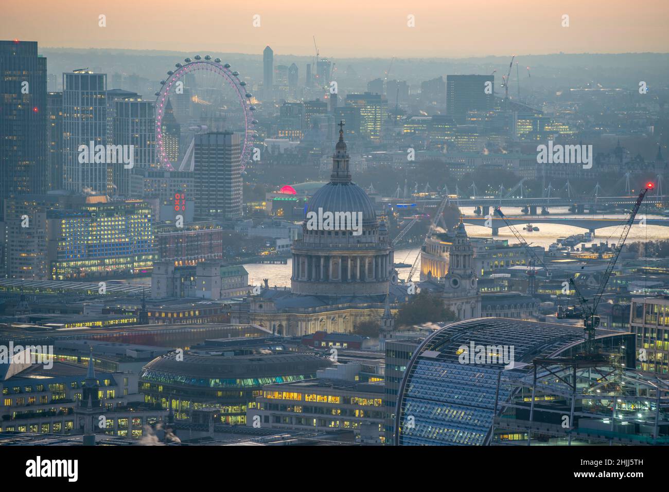 Vista del London Eye e della Cattedrale di St Paul al tramonto dalla Principal Tower, Londra, Inghilterra, Regno Unito, Europa Foto Stock