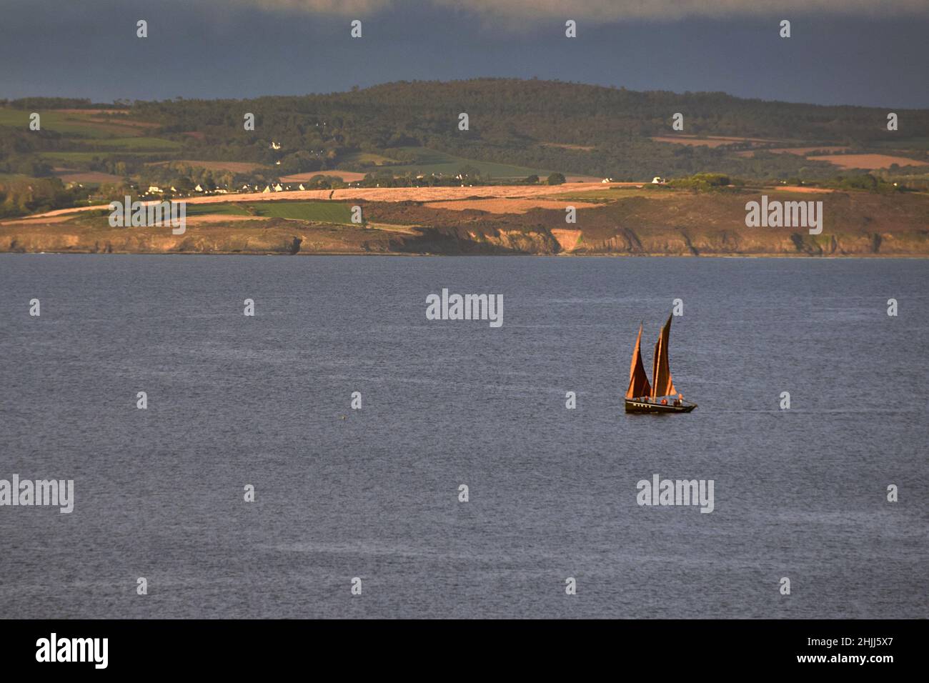 Una barca di pesca d'epoca in legno risalente agli anni '30 vele nella baia di Douarnenez, Bretagna. Foto Stock