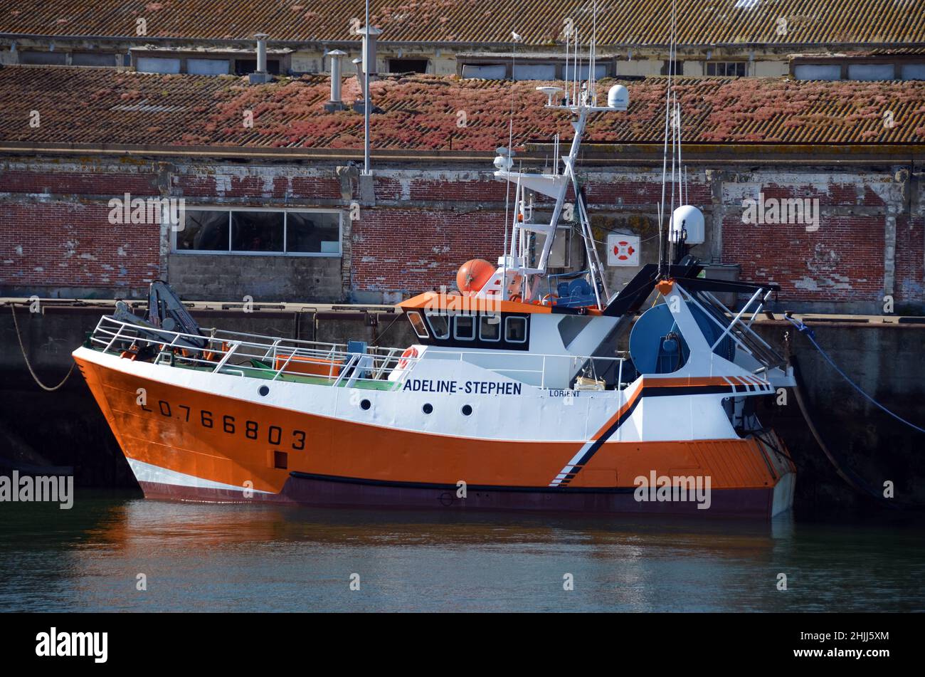 Un peschereccio nel porto di Lorient, Bretagna. Lorient è il secong francese porto di pesca dopo Boulogne sur mer nel nord della Francia. Foto Stock