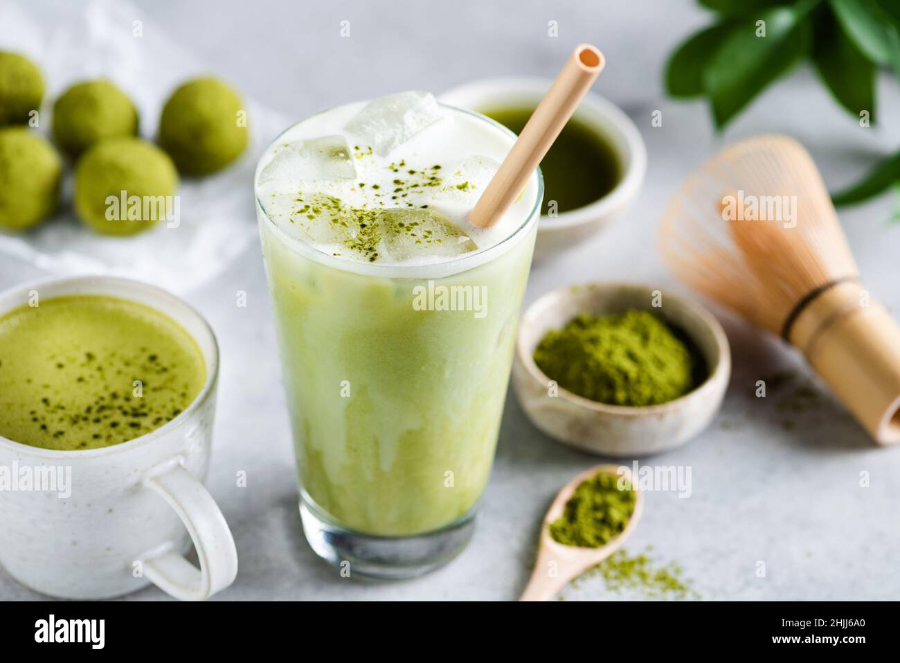 Tè ghiaccio latte matcha verde in vetro. Bevanda vegetariana sana Foto Stock