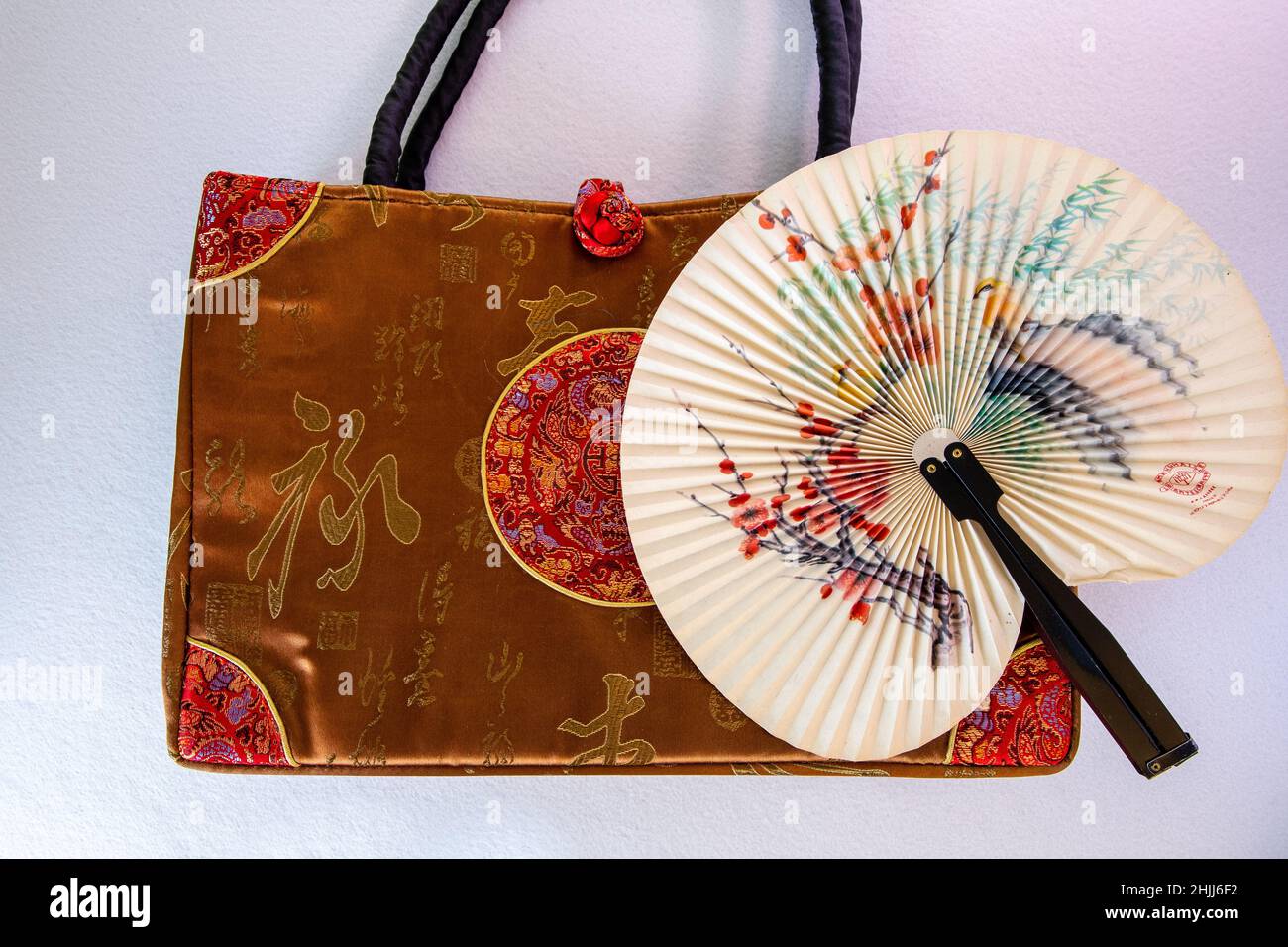 tradizionale sacchetto di seta asiatica con ventola di carta Foto Stock