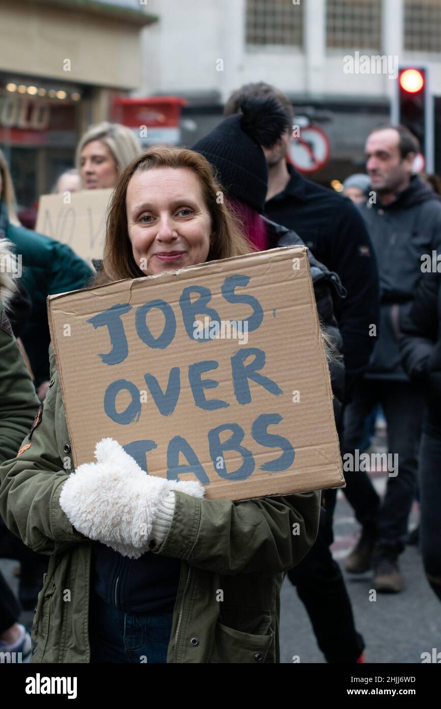 nti Vax protesta Deansgate. Protester che tiene il testo del banner Jobs sopra jab. Manchester Regno Unito Foto Stock