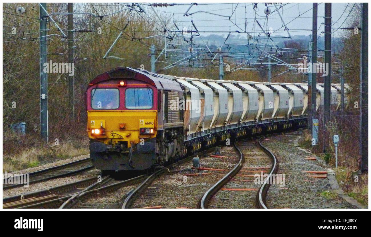 Locomotiva diesel Classe 66 NO 140 avvicinarsi alla stazione di Shipley con il treno merci Tilcon Foto Stock