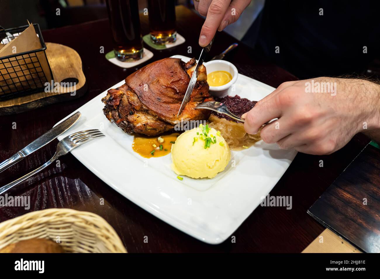 Piatto ceco - ginocchio Veprevo in un piatto con sugo di carne di ginocchio di maiale con patate e senape di miele Foto Stock