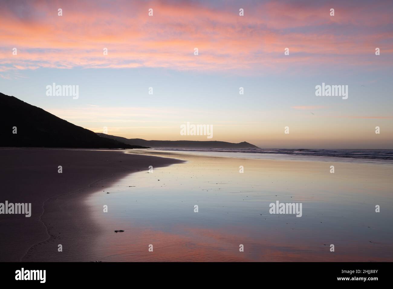 Alba sulla spiaggia di Tregantle nella Cornovaglia sud-orientale Foto Stock