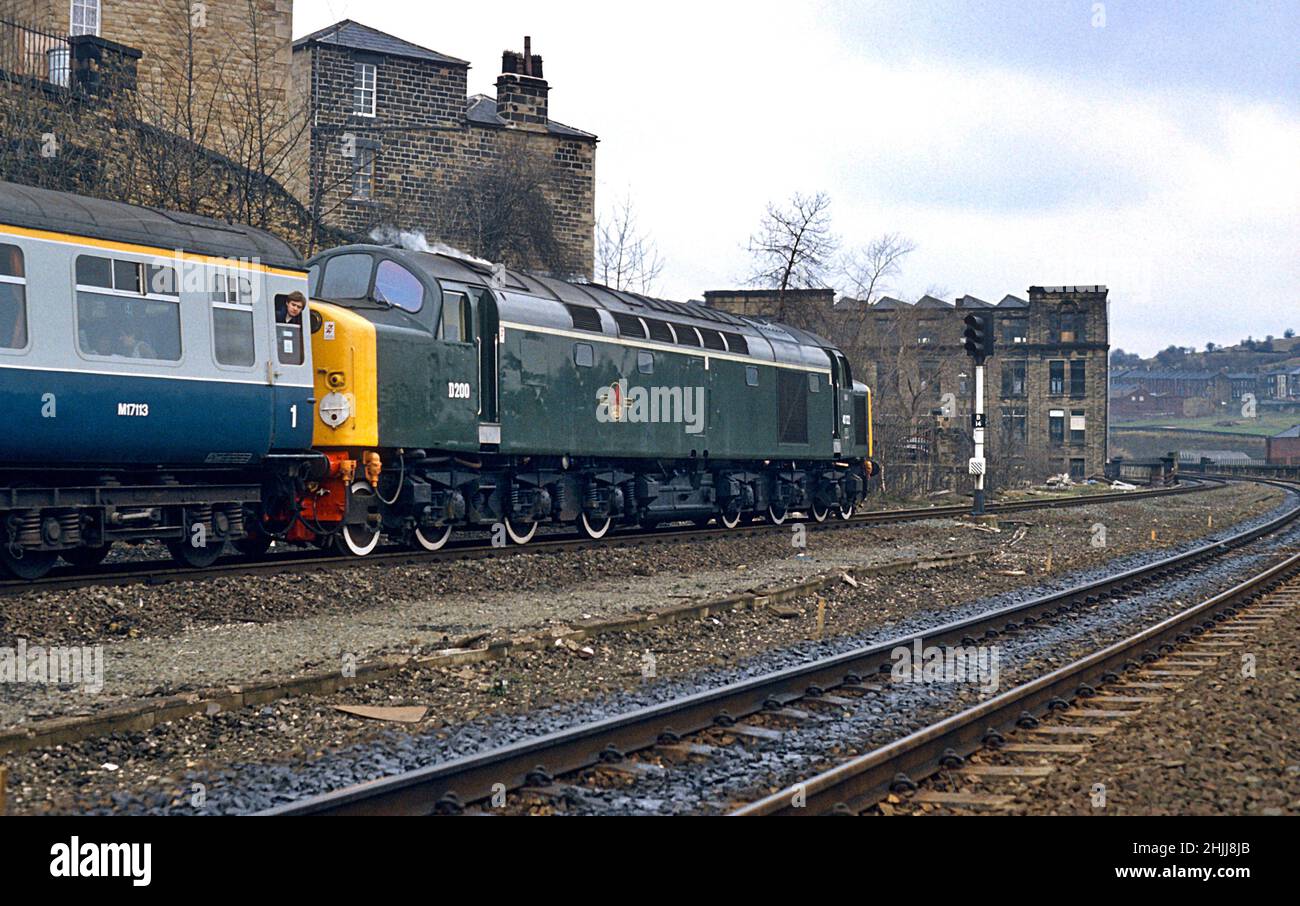 British Railways Class 40 numero 40200 nel fegato originale di verde e numero D200 visto lasciare la stazione di Dewsbury nei primi anni '80 Foto Stock