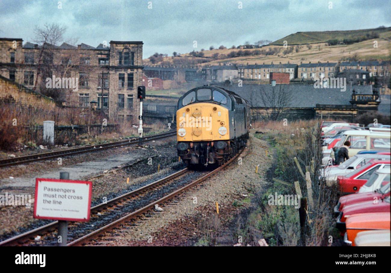British Railways Classe 40 avvicinarsi alla stazione di Dewsbury su un treno Red Bank Parcel 1983 Foto Stock
