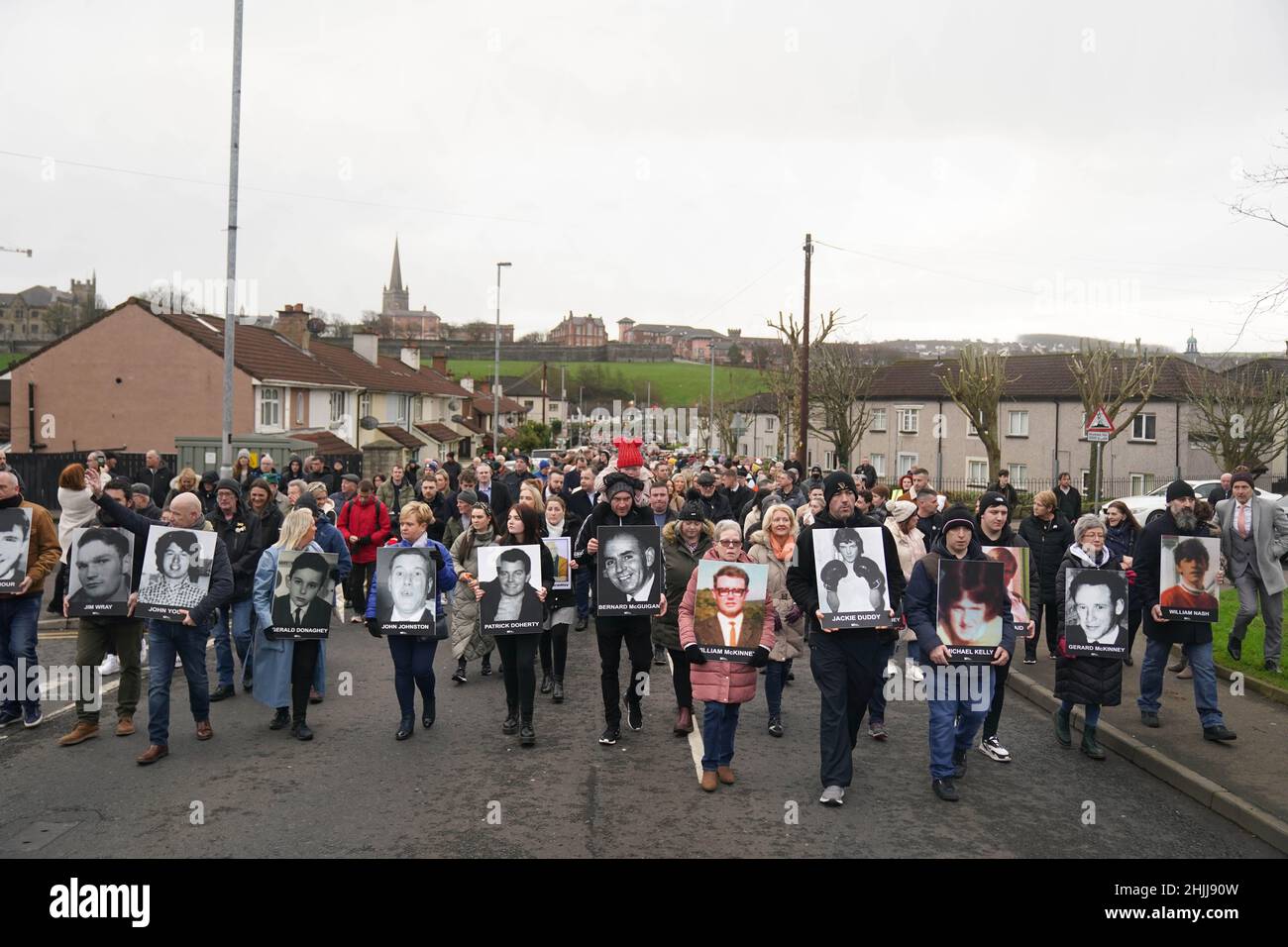 La gente durante una passeggiata ricordo a Derry per celebrare il 50th anniversario della Domenica Bloody. Data foto: Domenica 30 gennaio 2022. Foto Stock