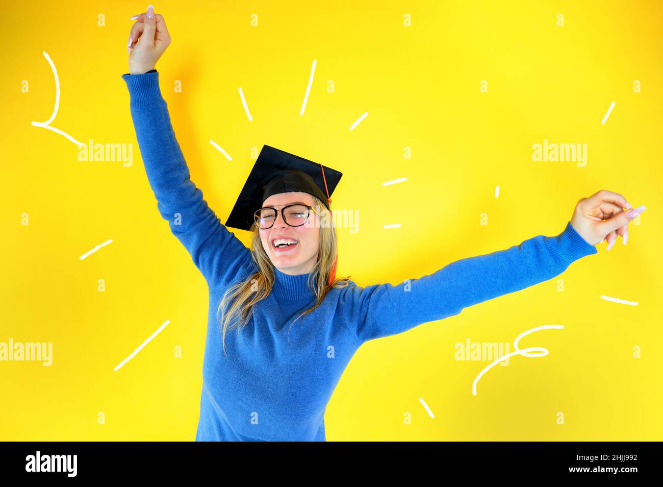 La donna è felice di aver conseguito la laurea e il successo negli studi Foto Stock