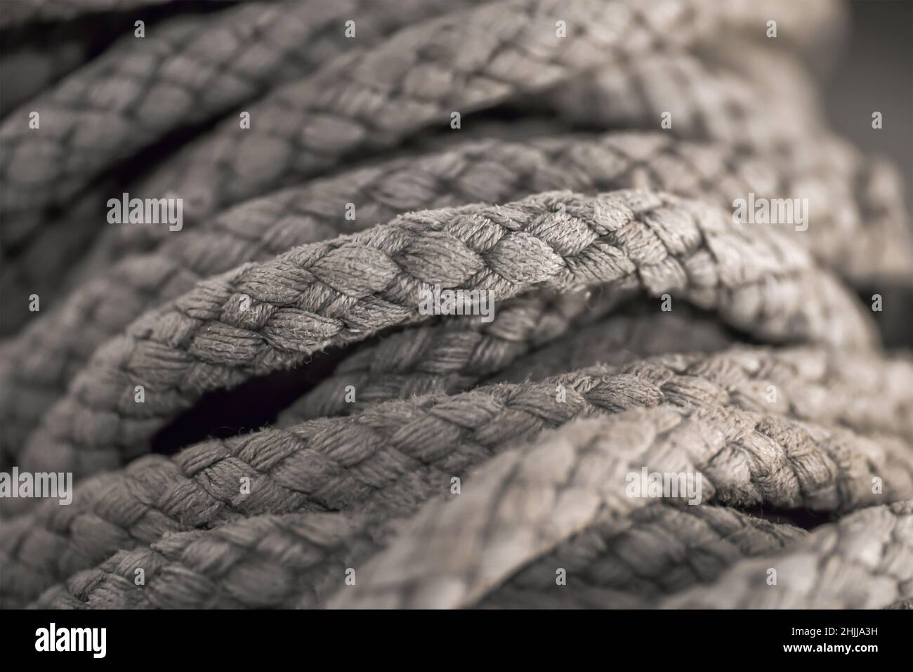 Corda grovigliata spessa in primo piano. Primo piano di una vecchia corda per imbarcazioni usurata come sfondo nautico. Foto Stock