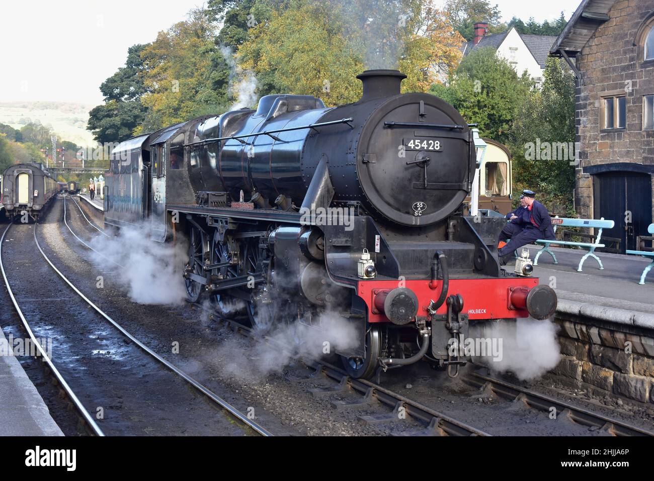 LMS 5MT 4-6-0 Black Five nominato Eric Tracy in attesa del prossimo dovere presso la stazione di Grosmount il NYMR 22nd 2015 ottobre Foto Stock