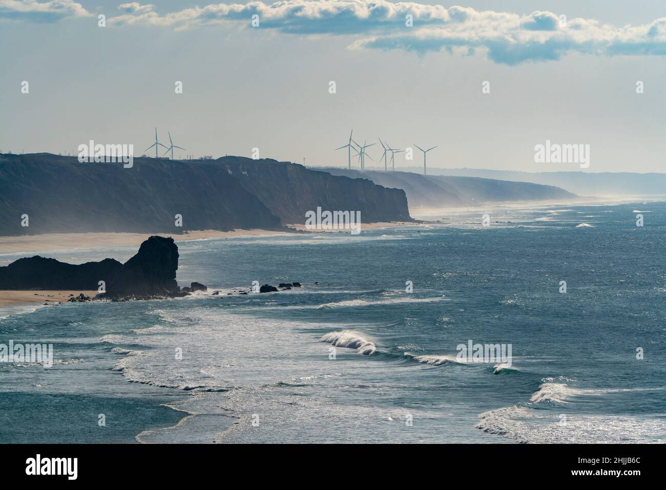 Parco eolico presso la spiaggia Praia Velha a São Pedro de Moel, Portogallo, Europa Foto Stock