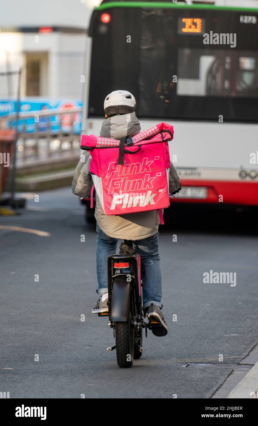 Corriere biciclette del servizio di consegna rapida Flink, consegna generi alimentari, attualmente in oltre 40 città tedesche, in 10 minuti, ordini tramite un'app, lavoro Foto Stock