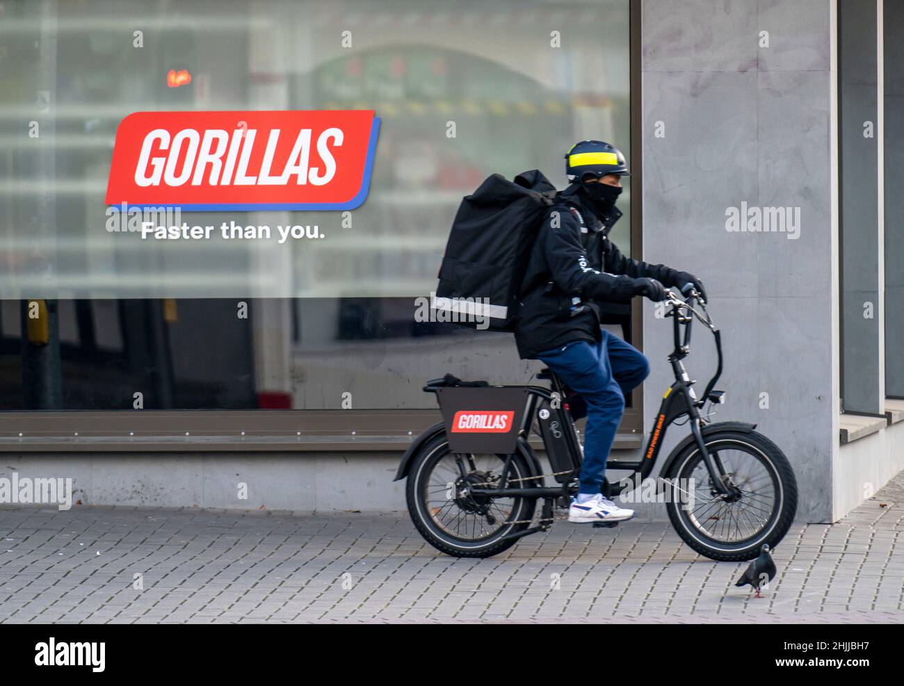 Corriere biciclette del servizio di consegna rapida Gorillas, consegna generi alimentari, attualmente in oltre 20 città tedesche, entro 10 minuti, ordini tramite un app, B. Foto Stock