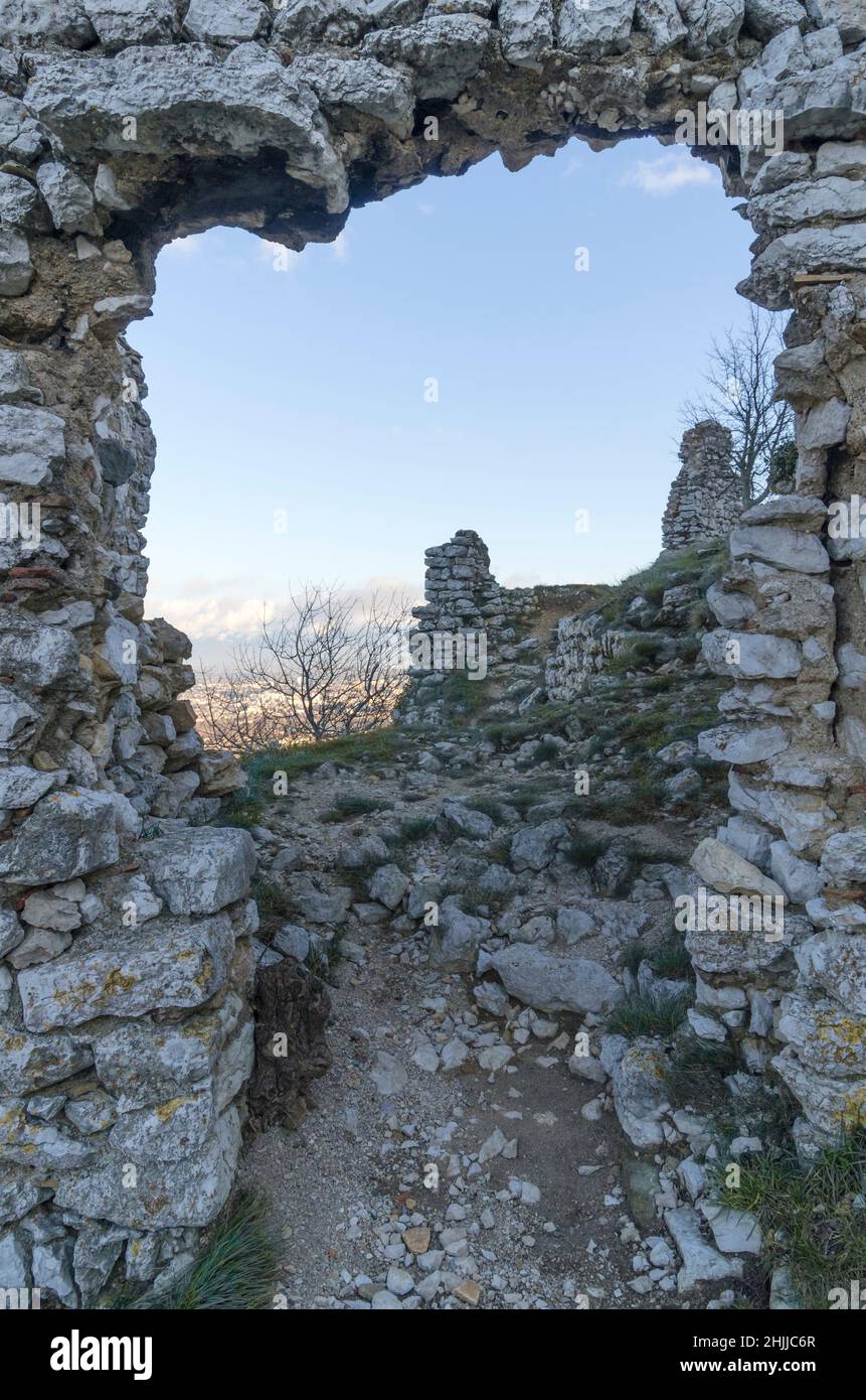 Castello medievale di Crussol, granges Guilherang vicino Valence, Valle del Rodano, Ardeche, Rodano Alpi, Francia, Europa Foto Stock