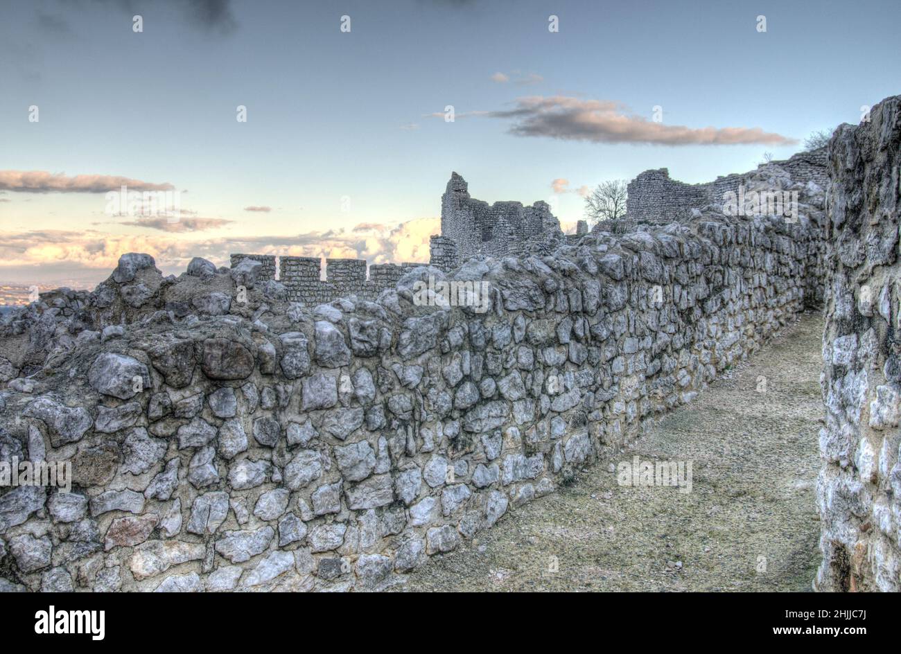 Castello medievale di Crussol, granges Guilherang vicino Valence, Valle del Rodano, Ardeche, Rodano Alpi, Francia, Europa Foto Stock