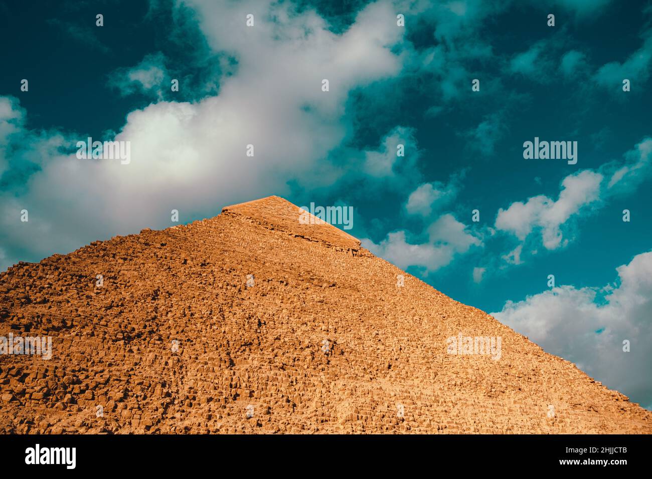 Cima della piramide di giza in egitto cairo, parte superiore fatta di un materiale diverso, si crede che le piramidi sono state coperte in uno strato di calcare, anche k Foto Stock