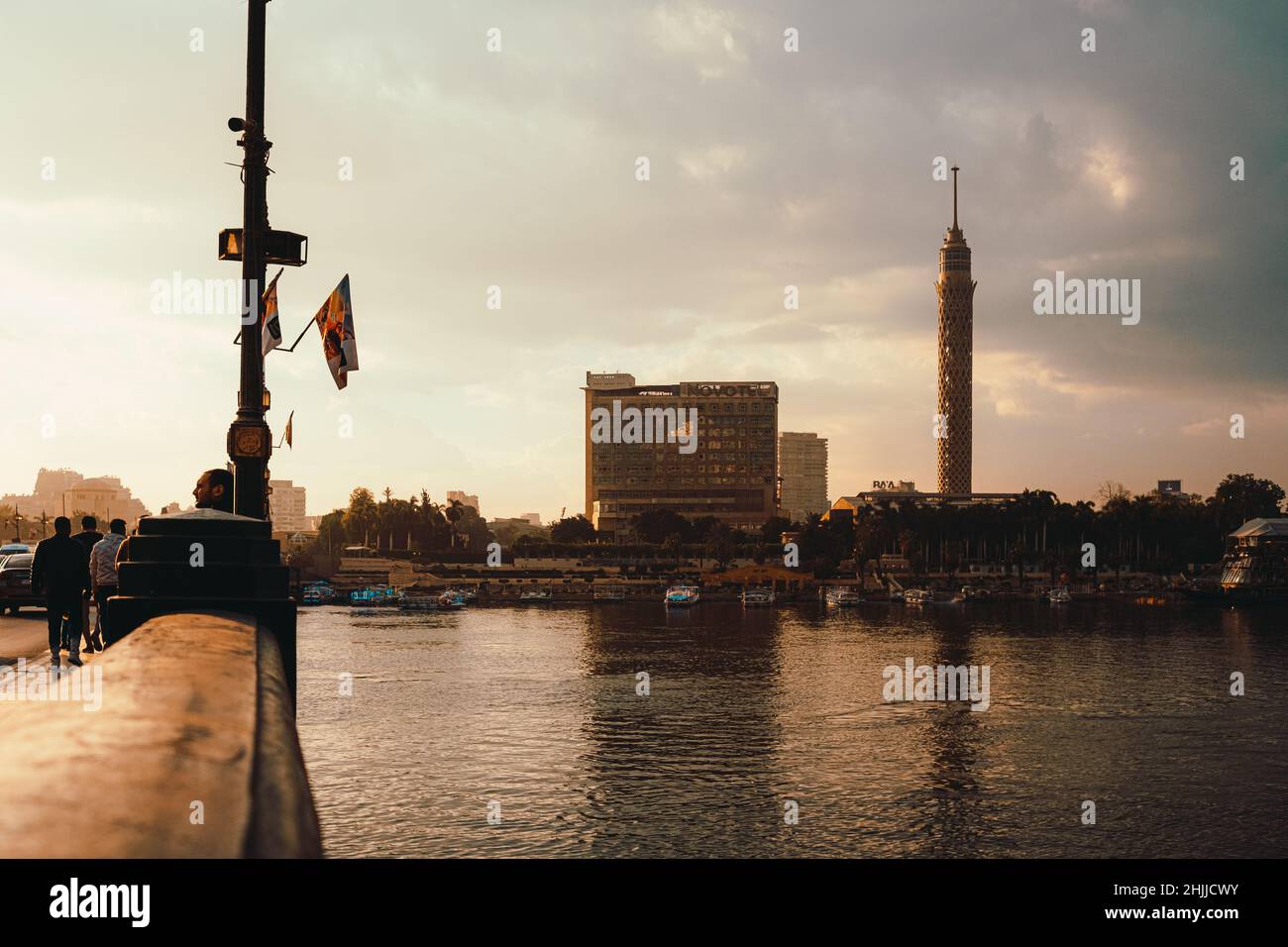 Cairo Egitto Dicembre 2021 Vista del fiume Nilo all'alba, e la torre del Cairo in lontananza. Colori arancio brillante in una giornata calda Foto Stock